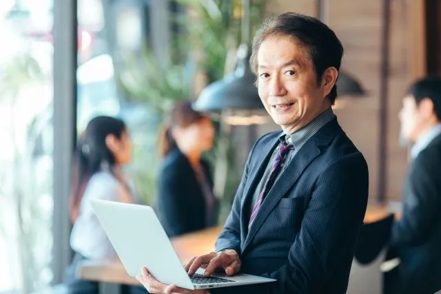 定年後再雇用者にも副業を許可すべき？シニア社員の活躍事例やメリットを紹介